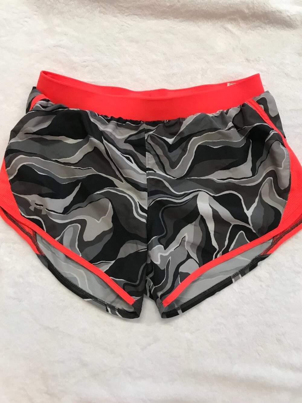 Under Armour HeatGear Printed Running Shorts M Gray Coral Trim